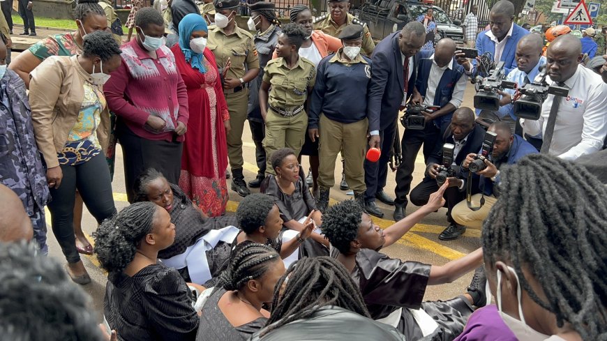 Police  blocks  opposition female legislators from taking their petetion to internal affairs minister, arrests them.