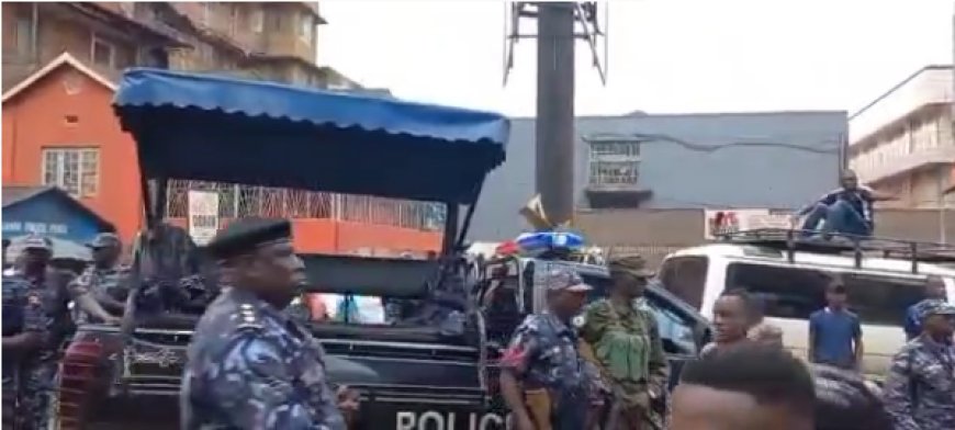 Police Rescue Their Colleague From Angry Arua Park Traders From Lynching Him