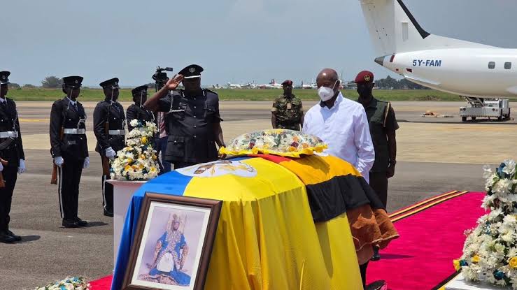 President Museveni Receives King Oyo’s Body, Pays Emotional Tribute to Fallen Tooro Monarch